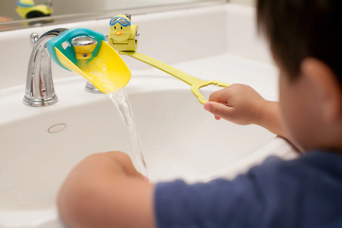 Aqueduck : une maman invente deux dispositifs pour rendre plus accessible  les robinet d'eau aux plus petits - NeozOne