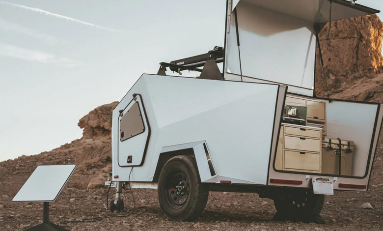 Une remorque de camping géométrique