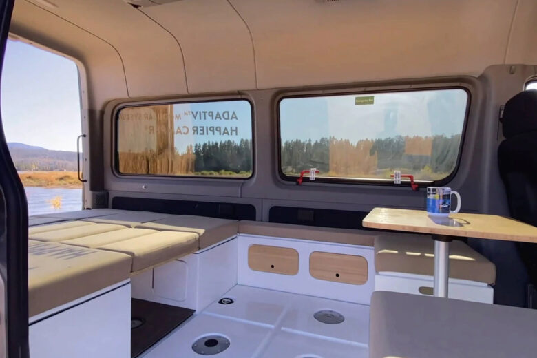 L'intérieur de la caravane modulaire Happier Camper