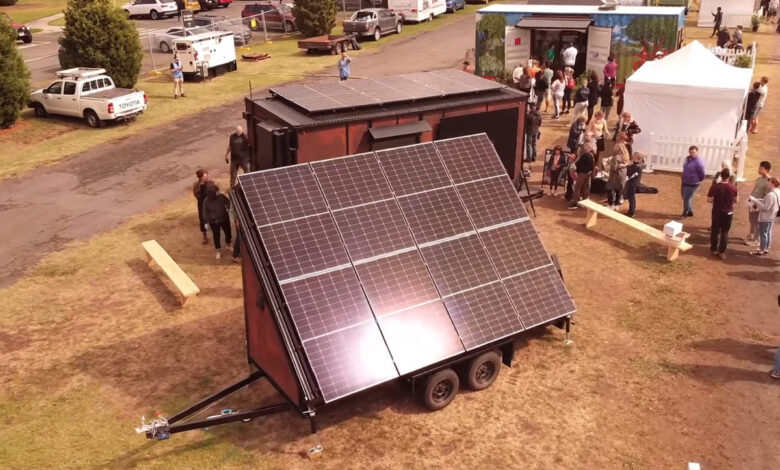 une remorque avec panneaux solaires
