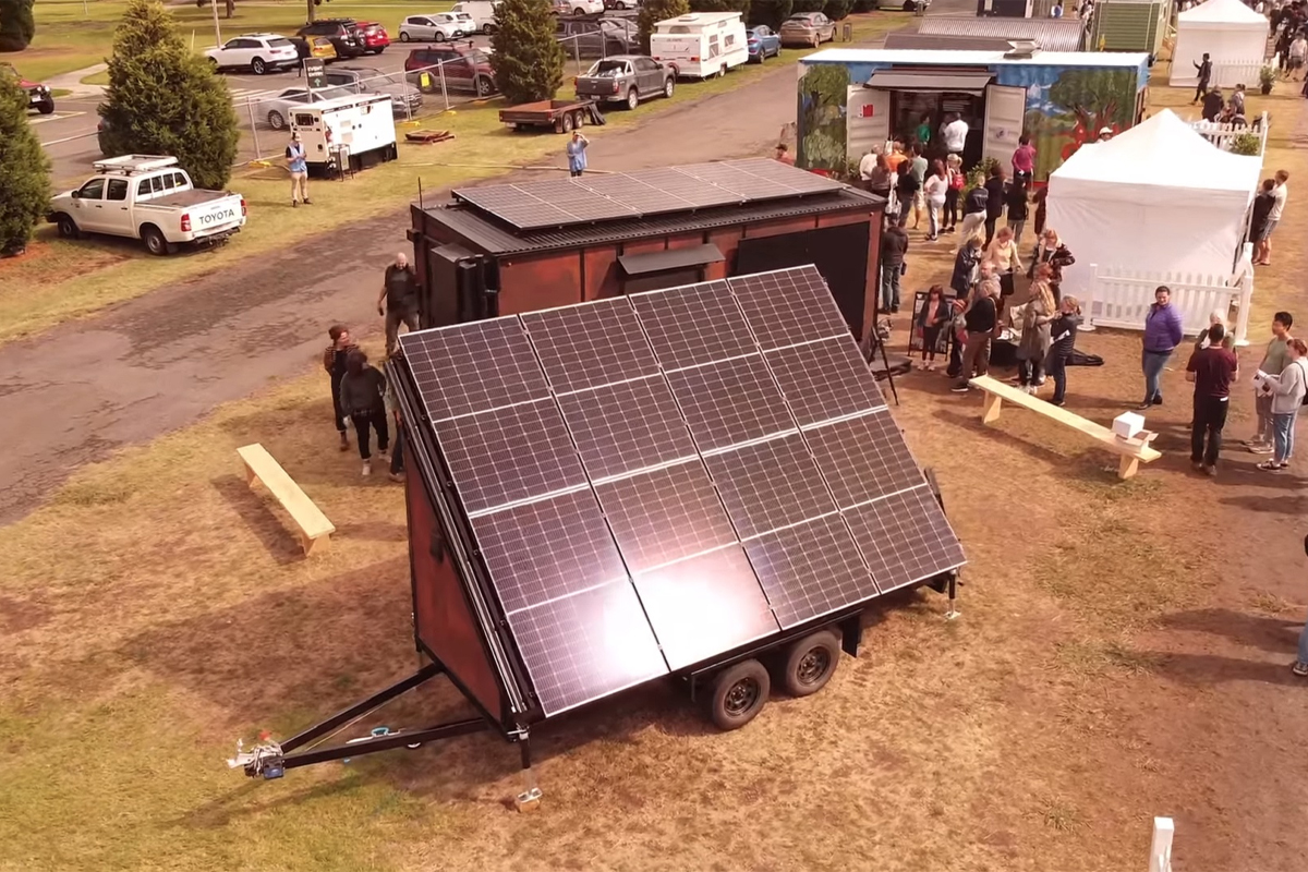 une remorque avec panneaux solaires