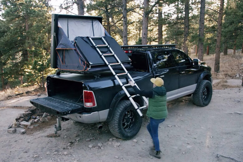 Le montage de la tente de toit sur un pickup