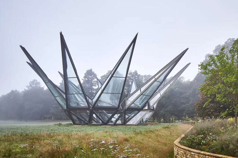 Heatherwick Studio a dévoilé son dernier projet, une serre cinétique située en bordure des jardins ici à Woolbeding.