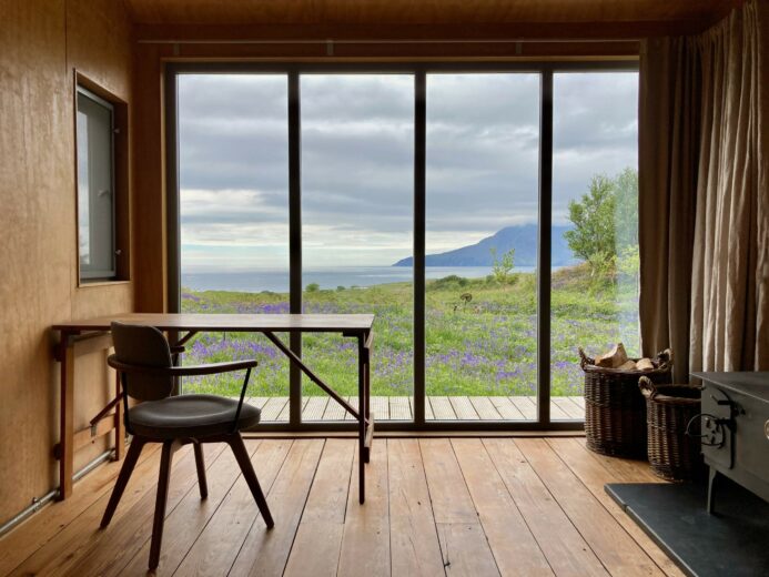 l'intérieur de la tiny house Sweeney's Bothy de face