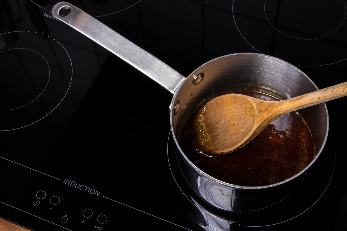 Une Casserole Sur Une Cuisinière à Gaz Avec Une Poignée Rouge