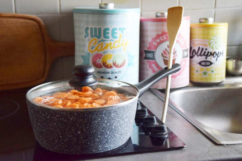 Une cuillère en bois dans le manche d'une casserole