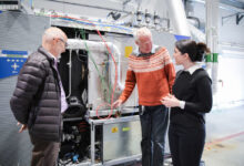 De gauche à droite : Le professeur Mohsen Assadi, l'ingénieur Bjarte Hetlelid et la doctorante Reyhaneh Banihabib, avec la première turbine à gaz au monde fonctionnant à l'hydrogène pur comme combustible de combustion.