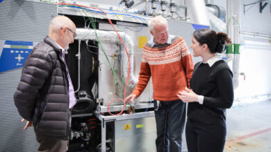 De gauche à droite : Le professeur Mohsen Assadi, l'ingénieur Bjarte Hetlelid et la doctorante Reyhaneh Banihabib, avec la première turbine à gaz au monde fonctionnant à l'hydrogène pur comme combustible de combustion.