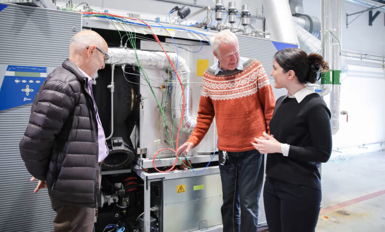 De gauche à droite : Le professeur Mohsen Assadi, l'ingénieur Bjarte Hetlelid et la doctorante Reyhaneh Banihabib, avec la première turbine à gaz au monde fonctionnant à l'hydrogène pur comme combustible de combustion.