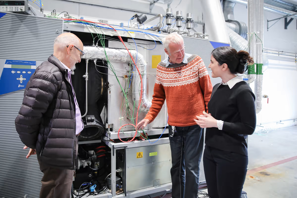 De gauche à droite : Le professeur Mohsen Assadi, l'ingénieur Bjarte Hetlelid et la doctorante Reyhaneh Banihabib, avec la première turbine à gaz au monde fonctionnant à l'hydrogène pur comme combustible de combustion.