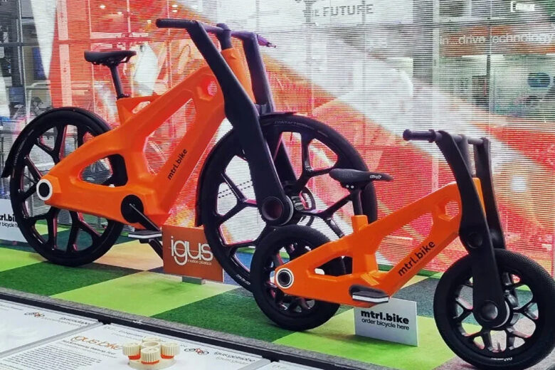 deux vélos en plastique recyclé