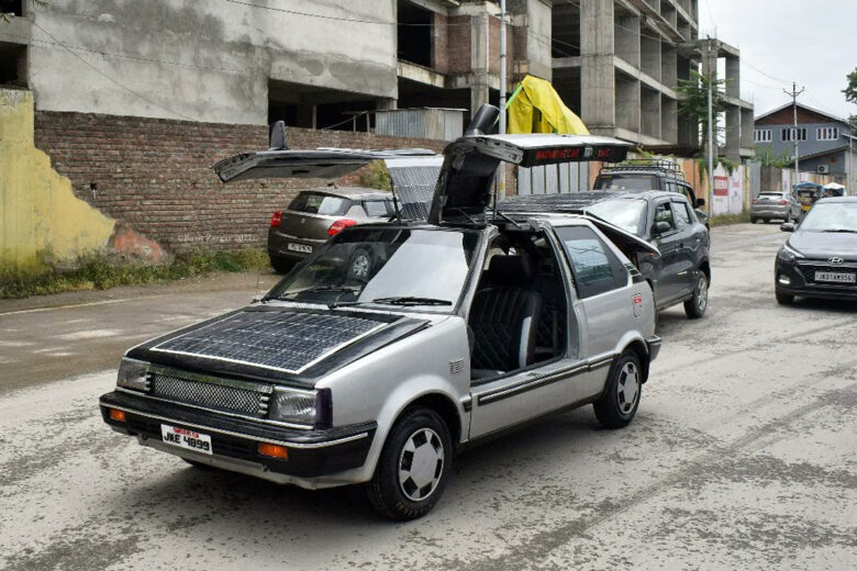 Une voiture solaire avec des porte papillons 