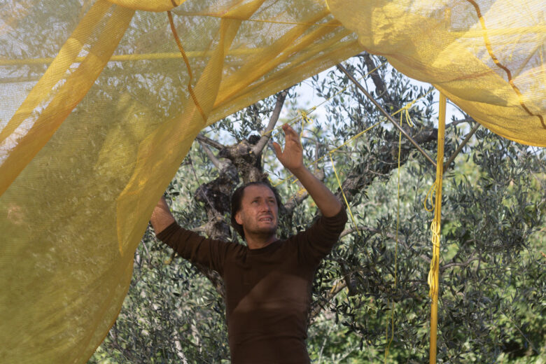 L'installation de filet sur une tour Warka Water