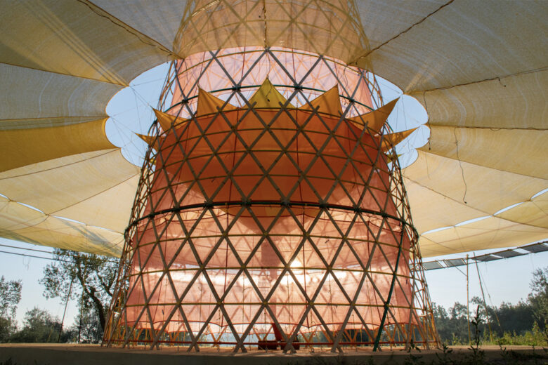 Une tour Warka Water équipée de filet de captation