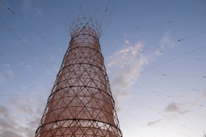 Une tour en bambou bardée de filets qui transforment l'humidité en eau potable