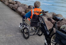 Un vélo jumelé avec un fauteuil roulant