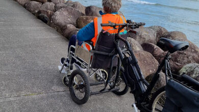Un vélo jumelé avec un fauteuil roulant