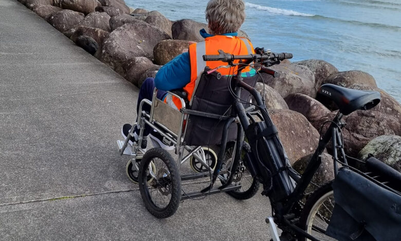 Un vélo jumelé avec un fauteuil roulant