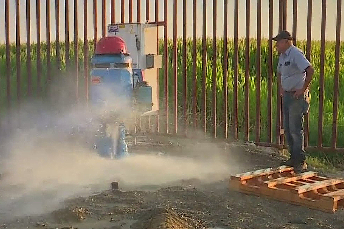 Fermier et inventeur de Turlock utilisant une technique spéciale pour maintenir le fonctionnement des puits d'irrigation