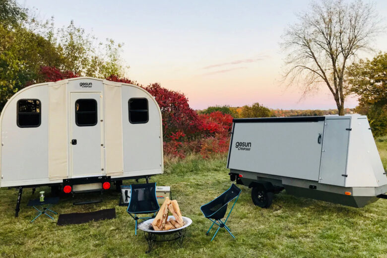 Une cabine de camping hors réseau sur roues