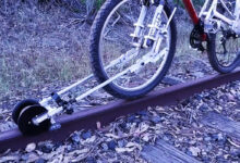 Un étonnant système pour rouler sur les rails en vélo