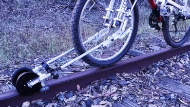 Un étonnant système pour rouler sur les rails en vélo