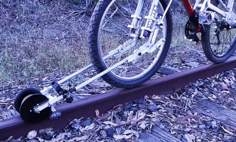 Un étonnant système pour rouler sur les rails en vélo