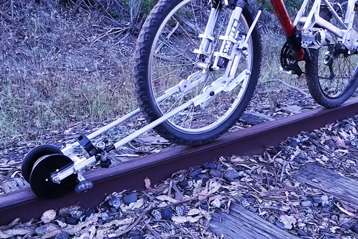 Un étonnant système pour rouler sur les rails en vélo