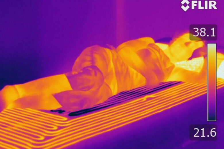 Photo thermique d'un volontaire qui dort sur le matelas avec les zones chaudes et froides.