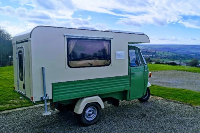 Un Piaggio Ape MP600 transformé en mini camping-car