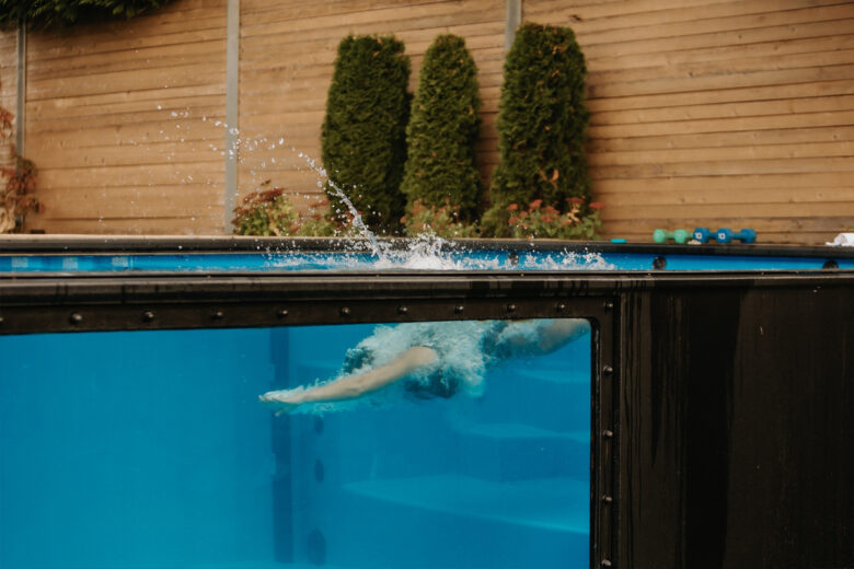 Une piscine construite avec un container de marchandises