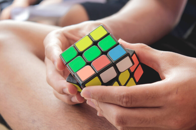 un homme avec un Rubik's Cube