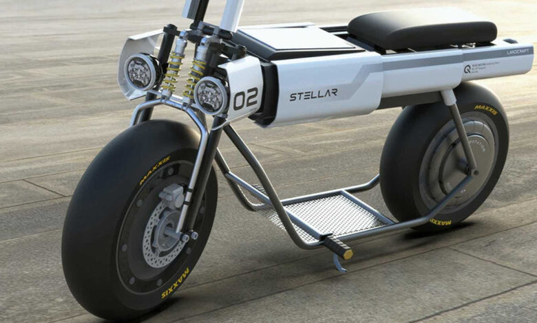 Une petite moto électrique roulant à l’énergie solaire
