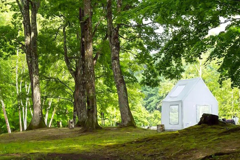 Une tente blanche AirArchitecture au cœur d'une foret 