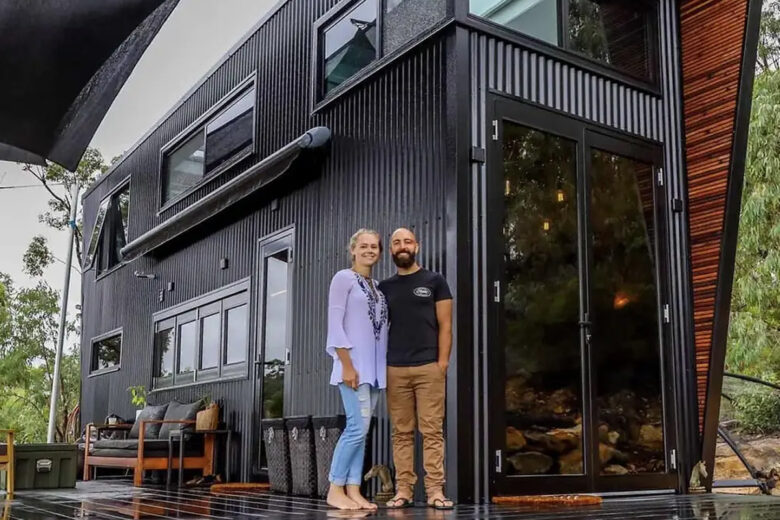 Lisa et Matt devant leur Tiny House