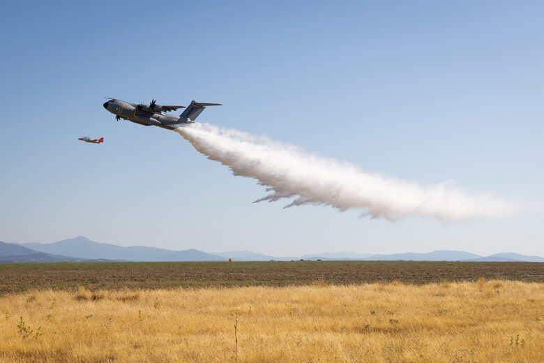 Une solution durable et rentable qui permet aux avions de transport militaire équipés de portes cargo arrière d'être temporairement transformés en avions bombardiers d'eau. 