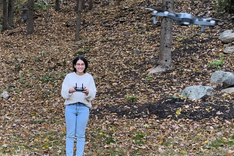 Anika Puri a obtenu une licence de pilotage de drone commercial pour tester son invention dans son jardin.