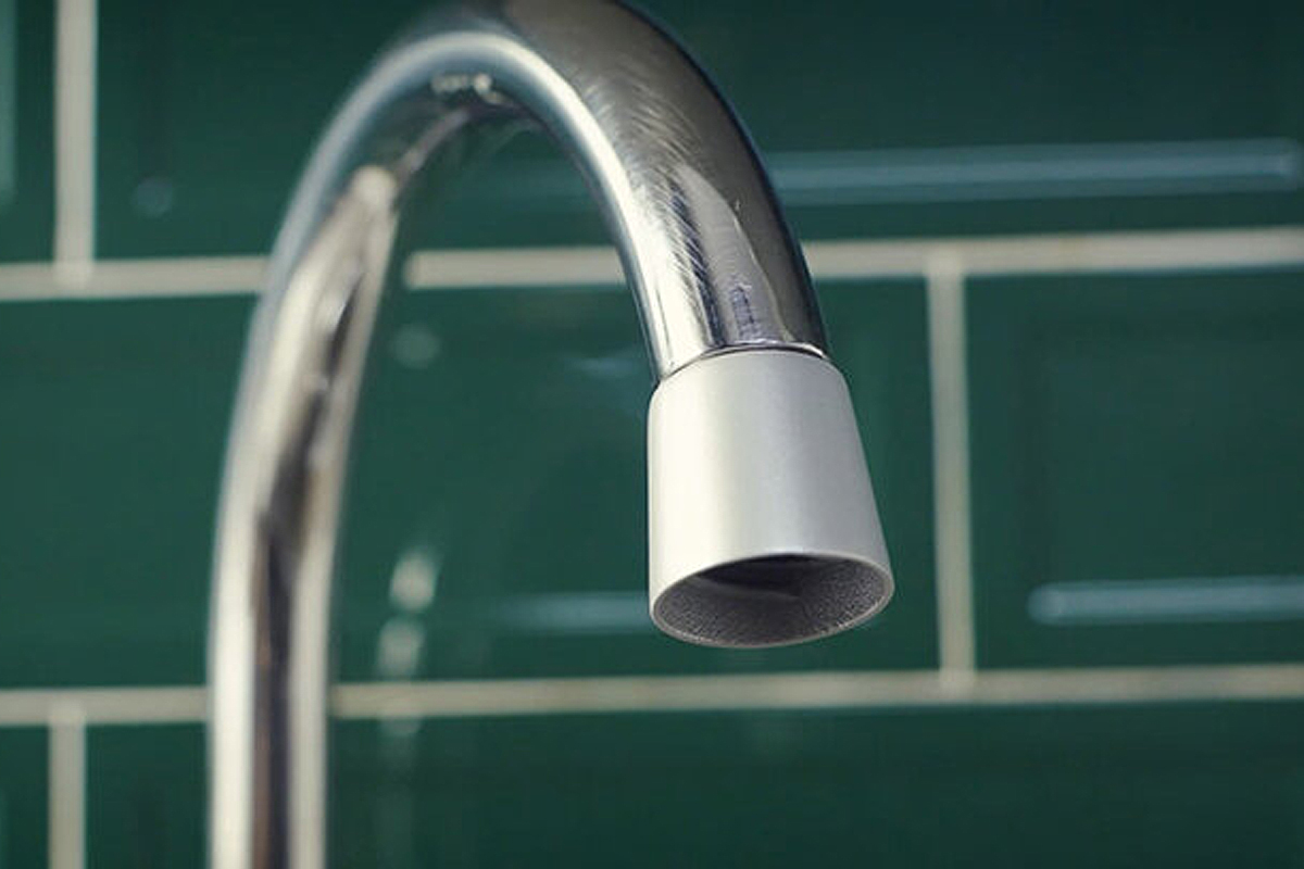 Il invente un bouchon ménager innovant qui se transforme en économiseur d' eau pour robinet (35 mètres cube/an) - NeozOne