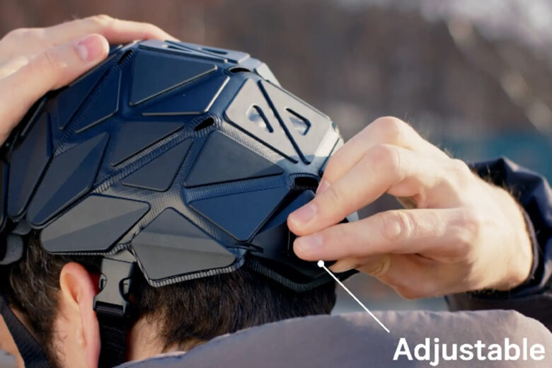 Un casque pliable et ajustable.