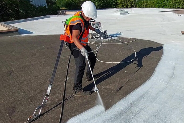 "La peinture blanche réflective anti-chaleur pour toiture Enercool s’applique sur tout type de revêtements de toiture"