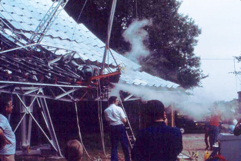 Jean-Luc Perrier avec un jet de vapeur produit par son concentrateur solaire.