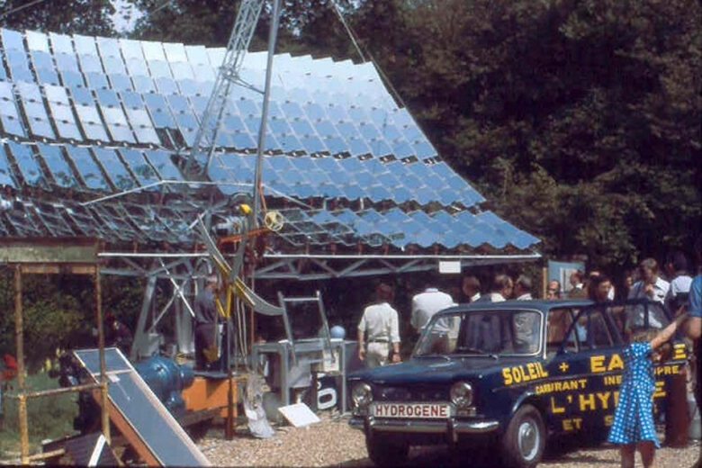 Concentrateur solaire et voiture à hydrogène de Jean-Luc Perrier, lors des portes-ouvertes de son installation à Villevêque le 27 septembre 1980.