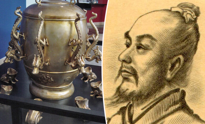Une réplique du sismoscope de Zhang Heng, le Houfeng didong yi, présenté au Centre d'espace et de science Chabot à Oakland, en Californie et Le scientifique et homme d'État chinois de la dynastie Han Zhang Heng (78-139 après JC)