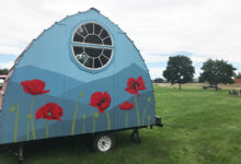 Une petite maison arquée sur roues