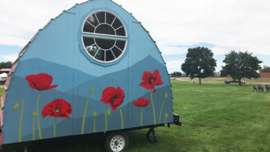 Une petite maison arquée sur roues