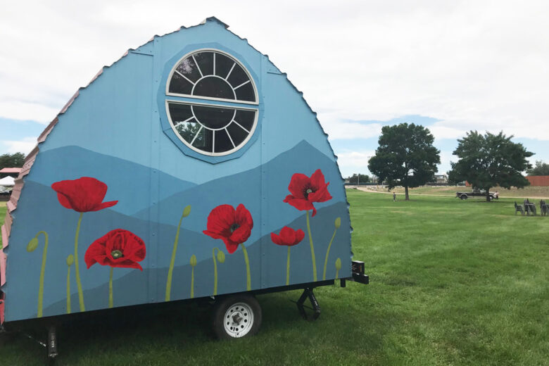 Une petite maison arquée sur roues