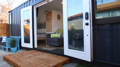 Une magnifique maison container placée dans un arrière-cour.