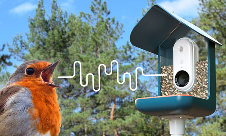 "Vous avertit des visiteurs d'oiseaux, capture leurs photos et les organise dans une belle collection"