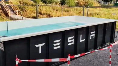 Une piscine installée sur une borne superchargeur Tesla.