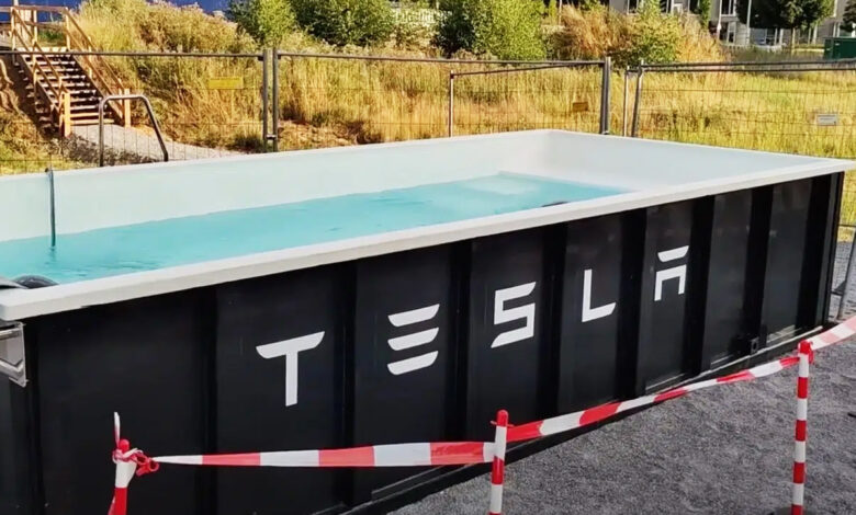 Une piscine installée sur une borne superchargeur Tesla.